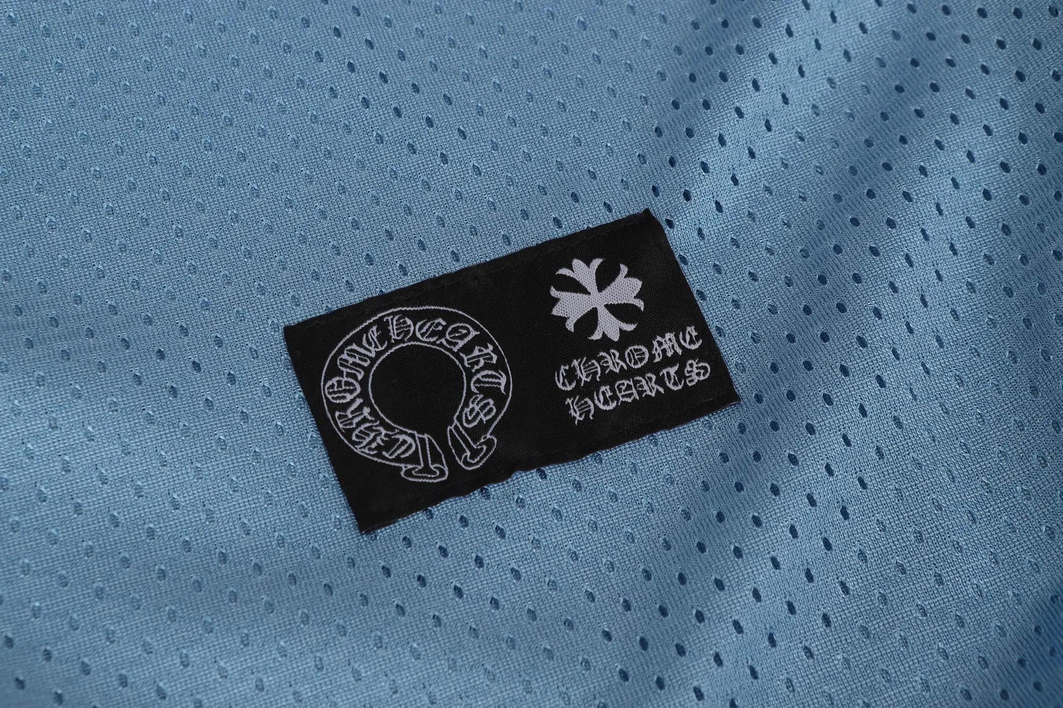 P190 Chrome Hearts CH Chrome Hearts popular Sanskrit printed mesh double-layer ice hockey jersey sports suit. Uses direct injection imported machine printing. Hardware and accessories are all ground and customized. Correct configuration. Black 2025 Chrome Hearts authentic packaging. 300 grams of custom-dyed mesh. Large version. Loose and stylish. Different from lower versions, slim and long version with upper body and hip stretch. 100% commitment: top quality. Not fast food. Highest version on the market. Top quality - different from ordinary versions on the market. If you care about quality, you should also respect the price. Absolutely 0 after-sales service and 0 return rate so far. It’s hard not to love the style - 300g mesh custom-dyed fabric - Correct high-density main mark, washed tag, hand-sewn
